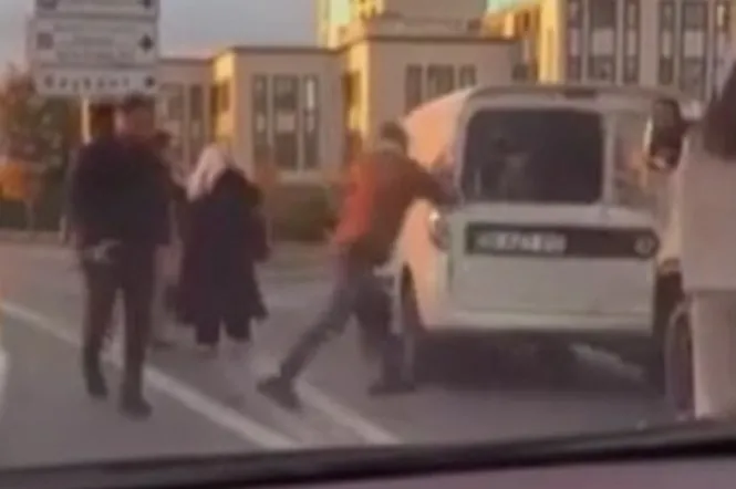 E-5’te şoke eden görüntü: Aracın camını sopa ile kırdı!