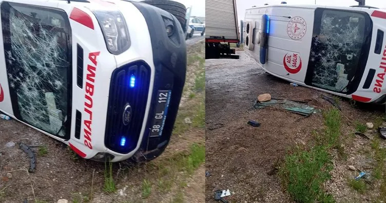 Kayseri’de ambulans kaza yaptı: 3 sağlık çalışanı yaralı!