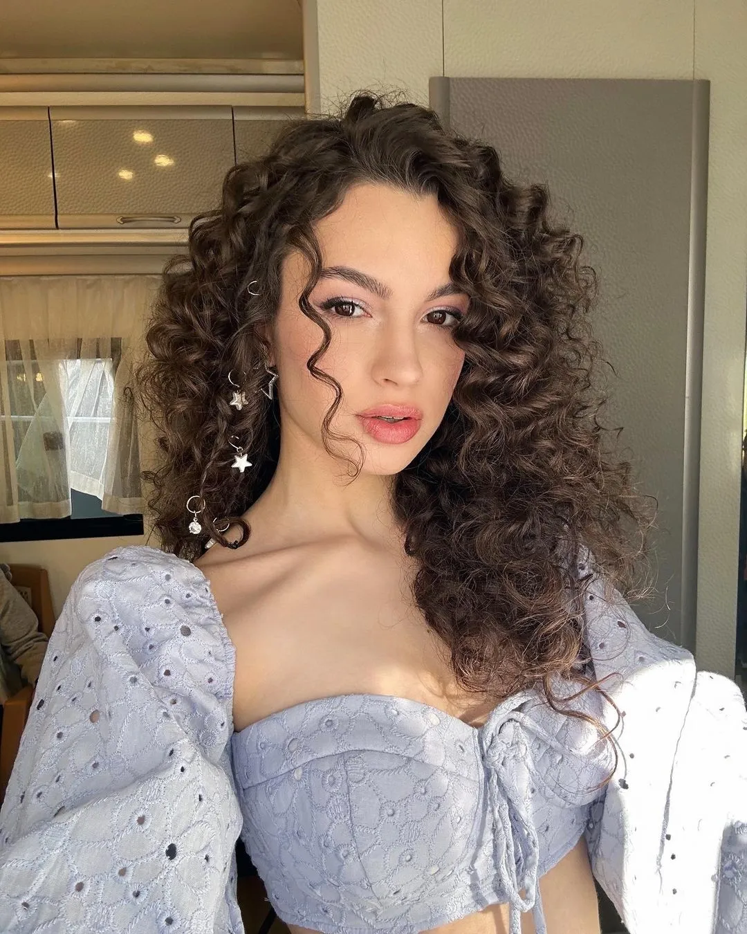 Kardeşlerim'in Asiye'si kırmızılar içinde yaktı geçti! Su Burcu Yazgı Coşkun'un İtalya pozları olay! - - Magazin Haberleri