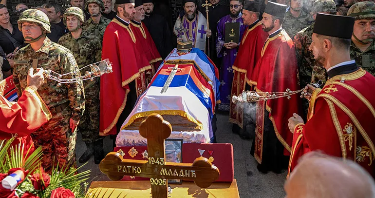 Mladic’e resmi tören AB’yi ayağa kaldırdı