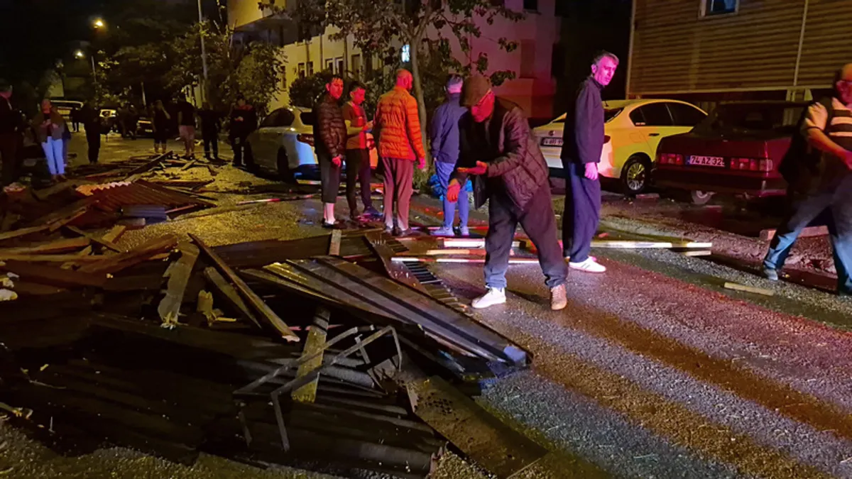 Bartın’da 6 katlı binanın çatısı uçtu: 6 araç zarar gördü Bartın’da 6 katlı binanın çatısı uçtu: 6 araç zarar gördü
