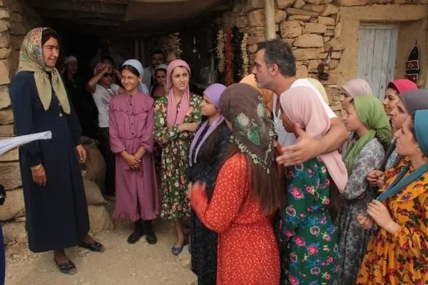 Demet Akbağ kılıktan kılığa girdi