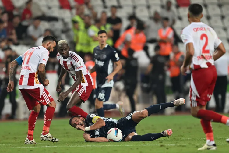 ANTALYASPOR-FENERBAHÇE YAZAR YORUMLARI | Fenerbahçeliler penaltı beklemişti! Ahmet Çakar son noktayı koydu: Jose Mourinho’ya olay sözler