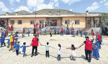 Üniversiteli gençler miniklerin yüreklerine dokundu #van