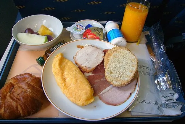 Uçakta yemeklerin tadı neden garip geliyor?
