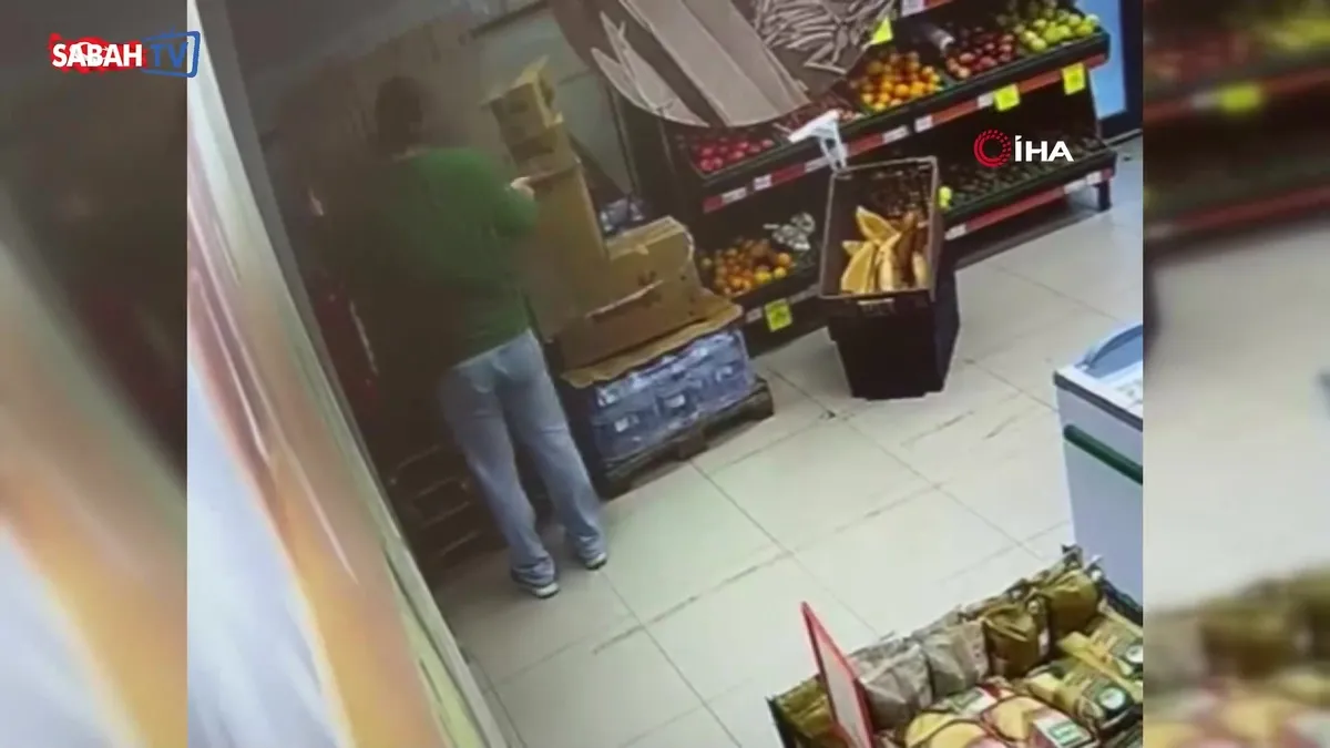 Yangın tüpü yere düştü, çalışan panikle kaçtı! Markette ilginç anlar kamerada | Video videosunu izle Yangın tüpü yere düştü, çalışan panikle kaçtı! Markette ilginç anlar kamerada | Video videosunu izle