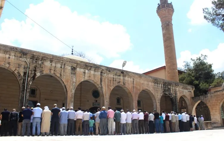 Türkiye'nin dört bir yanında Muhammed Mursi için gıyabi cenaze namazı kılındı