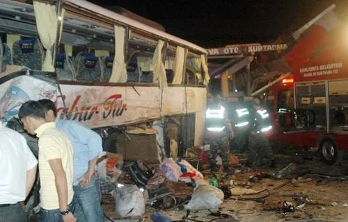 Otobüsle 2 TIR çarpıştı: 2 ölü
