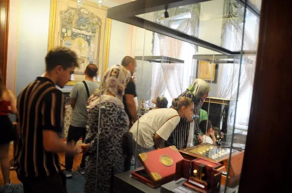 yildiz-sarayiinda-ziyaretci-yogunlugu-yasandi-1721474045045.jpg