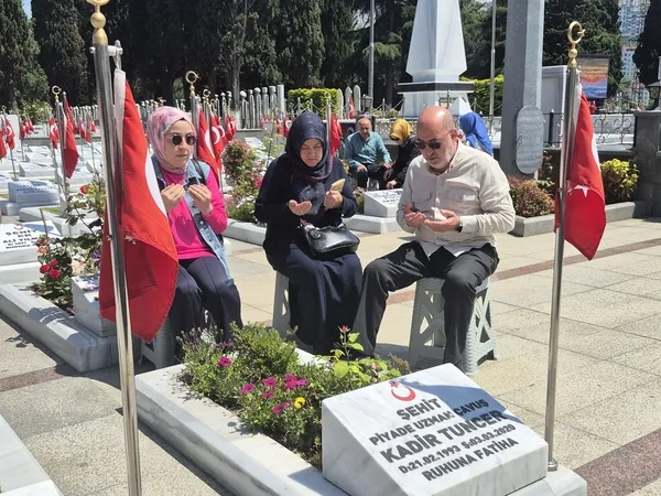 trabzon-sehitliginde-bayram-ziyareti-1779804300786.jpg