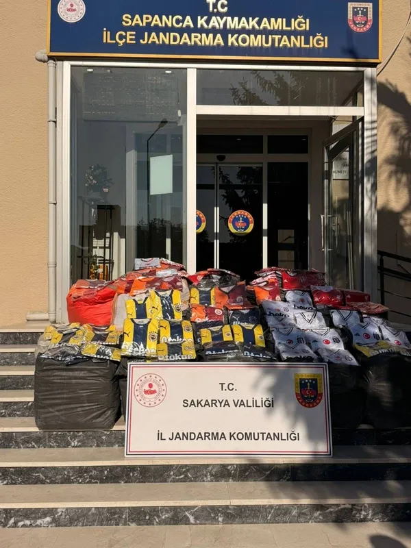 jandarmadan-kacakcilara-darbe-10-milyon-liralik-kacak-urun-binlerce-sahte-forma-ve-ayakkabi-ele-gecirildi-1783585750653.jpg