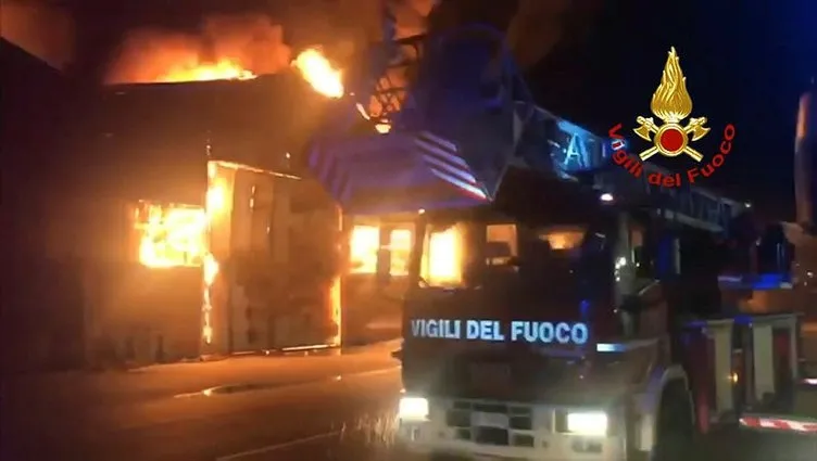 Son dakika: İtalya’da dev patlama! Liman alev alev yandı! Okullar, spor tesisleri, milli parklar kapatıldı...