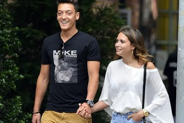 Mesut Özil’den şarkıcı sevgilisiyle aşk pozu!
