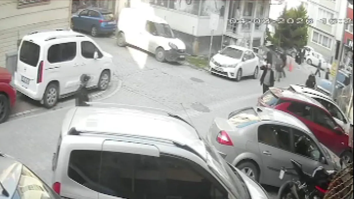 Yaşlı çifti sokak ortasında darp ettiler: “Dışarı çıkamıyoruz” Yaşlı çifti sokak ortasında darp ettiler: “Dışarı çıkamıyoruz”