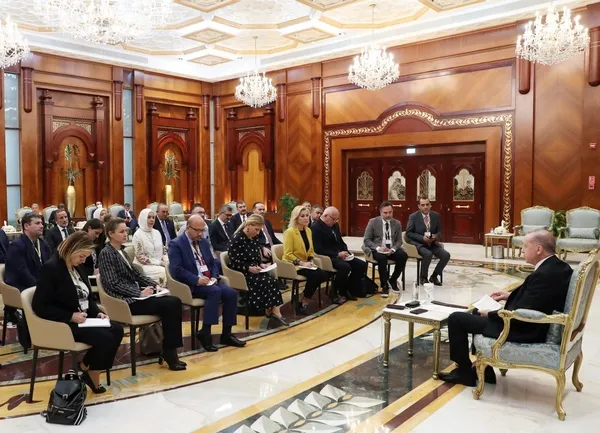 Sen zaten kasetle geldin! Yerini böyle mi koruyacaksın? Kılıçdaroğlu’nun ahlaksız el hareketine sert tepki!