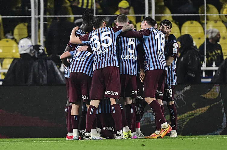 SON DAKİKA: Fenerbahçe-Trabzonspor maçında tartışma yaratan kararlar! Penaltı ve kırmızı kart beklentisi