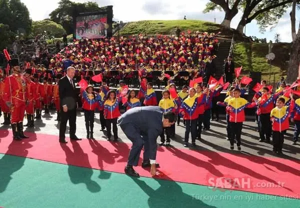 Maduro’dan dikkat çeken hareket! Türk bayrağını yerde görür görmez...