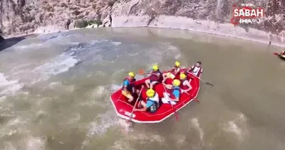 Erzincan Valisi Aydoğdu, gençlerle rafting yaptı | Video
