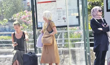 Otobüsle seyahat ediyor