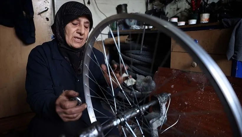 30 yıldır yaşamını tamir takımlarıyla kazanıyor:  Bisikletçi Anne