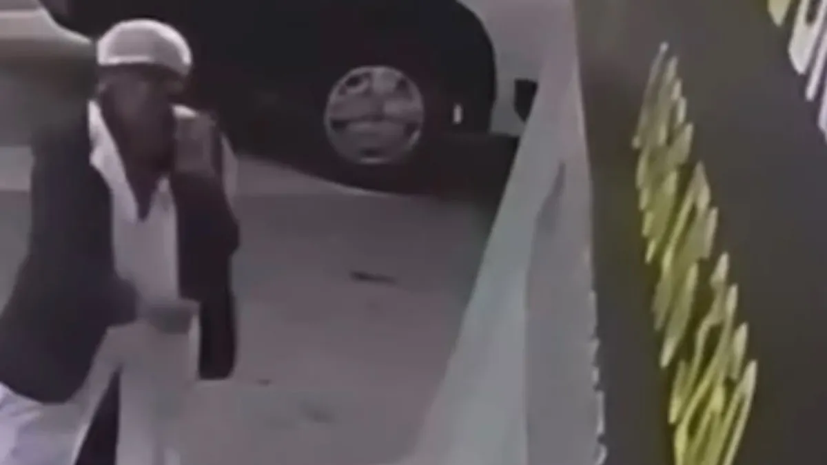 Bayrağa saygısızlık yapan kişi gözaltına alındı Bayrağa saygısızlık yapan kişi gözaltına alındı