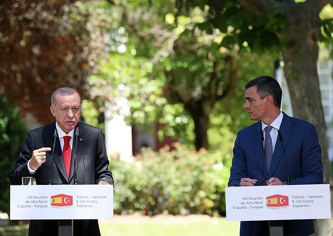 baskan-erdogandan-ispanyon-gazetecinin-provokatif-sorusuna-tokat-gibi-cevap-bana-basini-sallama-1718295448950.jpeg Başkan Erdoğan'dan İspanyol gazetecinin provokatif sorusuna tokat gibi cevap: Bana başını sallama