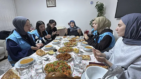 universiteli-gonullu-gencler-evlerine-konuk-olduklari-yaslilarla-iftar-yapiyor-1773478876633.jpeg