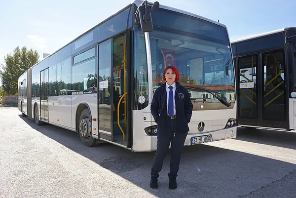 en-buyuk-hayali-otobus-soforu-olmakti-hayallerini-gerceklestiren-4-cocuk-annesi-sevda-gunduz-hayran-birakti-1762151552114.jpeg