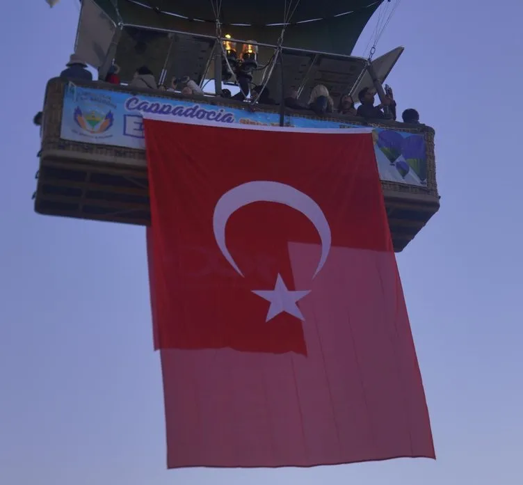Kapadokya’da 100. yıl coşkusu: 100 balon 100 Türk bayrağı ve Atatürk posterleriyle havalandı!