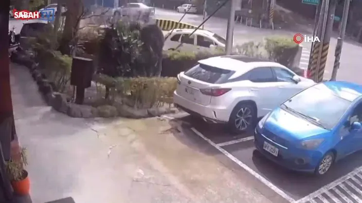 Tayvan’da çöken yol aracı yuttu | Video