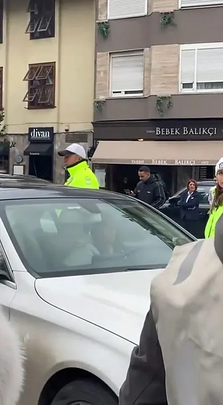 bebekte-akilalmaz-goruntuler-trafigi-felc-eden-kadin-otomobilin-icinde-dans-etti-1770742518047.jpeg