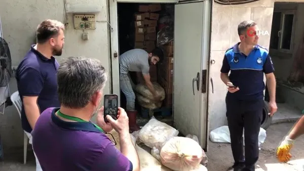 Et işleme tesisinde mide bulandıran görüntüler: 3 ton eti yerlerden topladılar! | Video