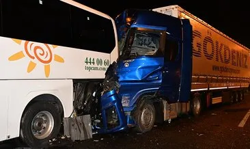 Bilecik'te korkunç kaza! Tır, otobüse arkadan çarptı: 13 yaralı #bilecik