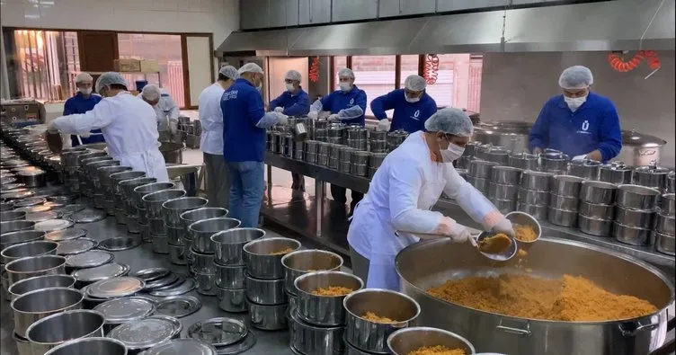 Üsküdar Belediyesi aşevi her gün sıcak yeme dağıtıyor