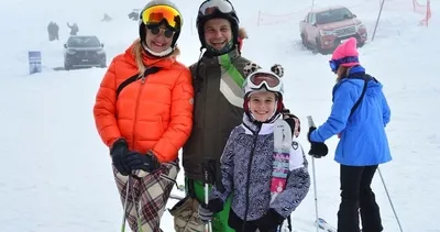 Pınar Altuğ ve eşi Yağmur Atacan kara doymuyor! Uludağ’daki kış festivaline ünlü akını...