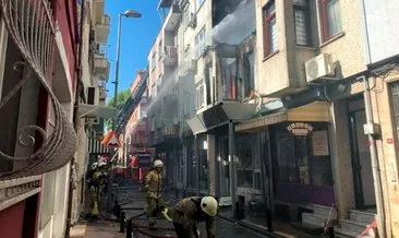 Ortaköy’de 2 katlı tarihi bina alev alev yandı