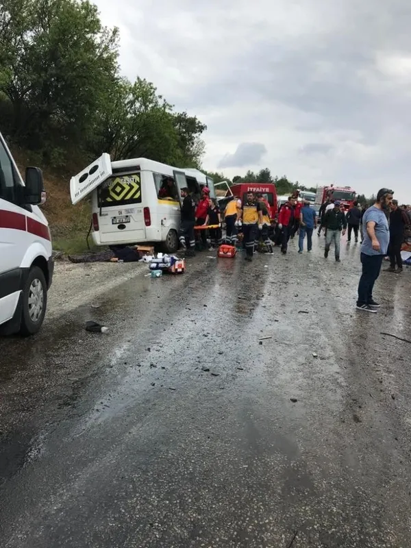 son-dakika-balikesirde-feci-kaza-minibus-ile-tanker-carpisti-6-olu-15-yarali-1654943747734.jpg