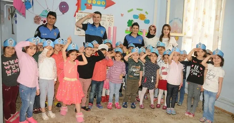 Cizre’de polis, minik öğrencilere kendini tanıttı