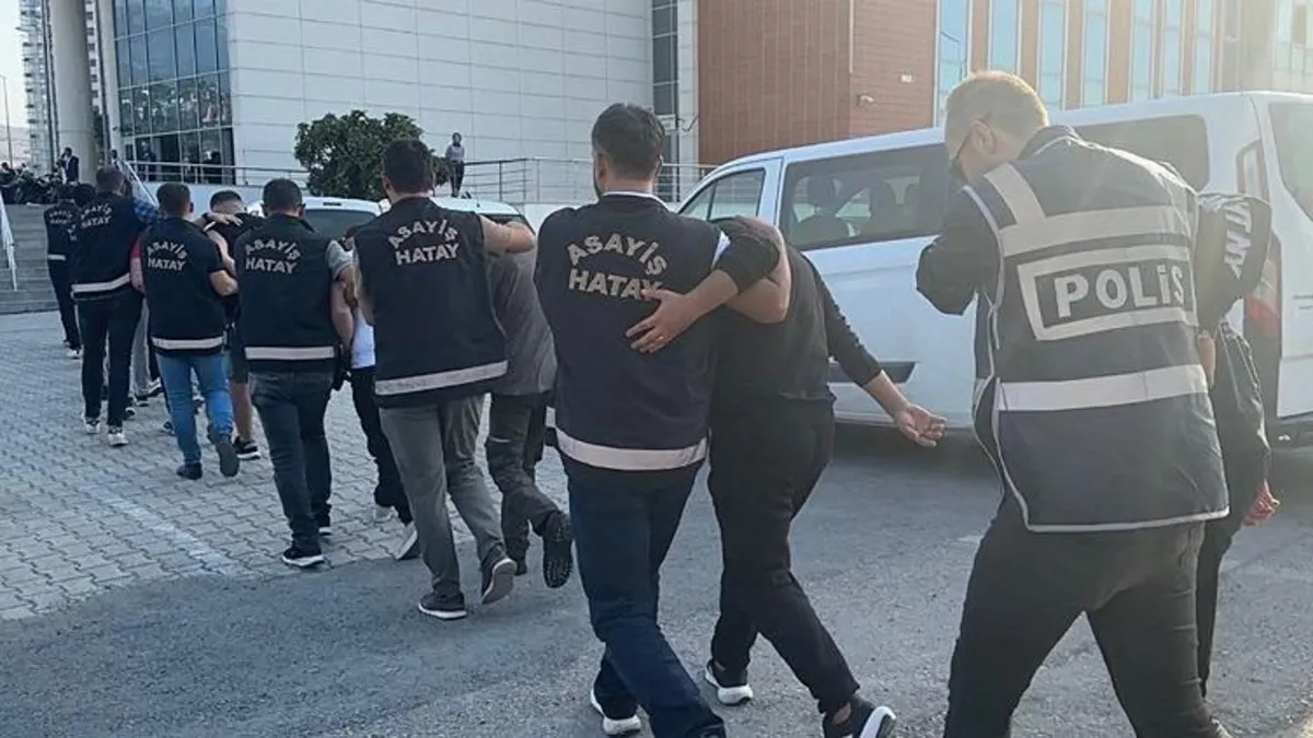 WhatsApp'ta uygulama noktalarını paylaşan 13 kişiye gözaltı WhatsApp'ta uygulama noktalarını paylaşan 13 kişiye gözaltı