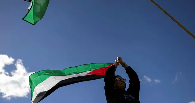 Gazzeli sivillere saat 21:00’de destek kampanyası başlatılıyor! #EmphatizeWithGaza Gazzeli sivillere saat 21:00’de destek kampanyası başlatılıyor! #EmphatizeWithGaza