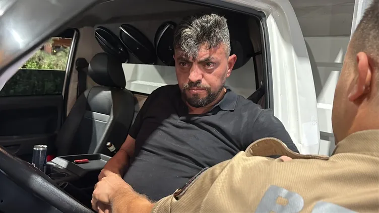 Aksaray’da hayrete düşüren anlar! Alkollü sürücü akaryakıt istasyonunda fenalaştı: Görevli pos cihazını ambulansa kadar getirdi!