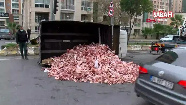 İstanbul Beylikdüzü�nde devrildi, kemikler yola saçıldı