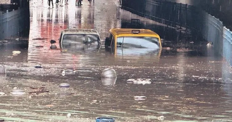 Caddeler göle döndü trafik felç oldu