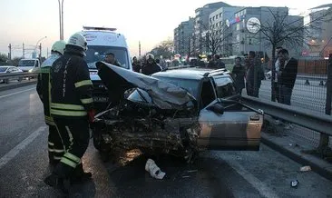 Aydınlatma direği araçların üzerine devrildi: 6 yaralı #kocaeli