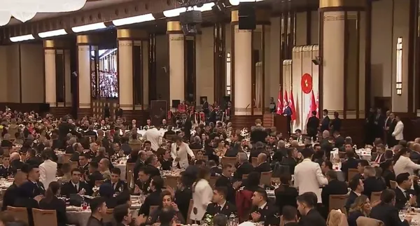 cumhurbaskani-erdogan-emniyet-jandarma-ve-sahil-guvenlik-personeliyle-iftarda-bulustu-bakan-yerlikaya-turkiyen-1741283716576.jpg