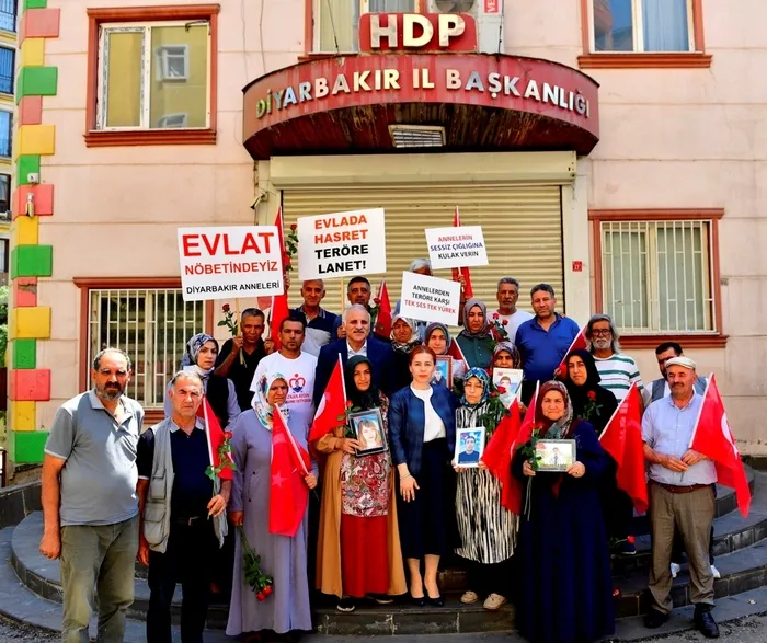 diyarbakir-anneleri-ankarada-toplaniyor-yuregi-evlat-acisiyla-yanan-tum-aileleri-bekliyoruz-1725260698292.jpg