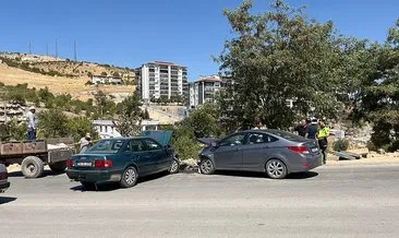 Adıyaman'da korkutan kaza: 2 otomobil kafa kafaya çarpıştı! #adiyaman