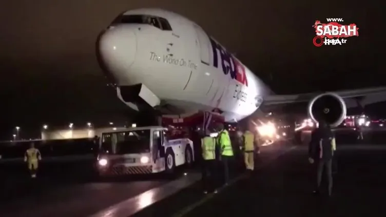 İstanbul Havalimanı’nda gövdesinin üzerine inen uçak bulunduğu yerden kaldırıldı | Video