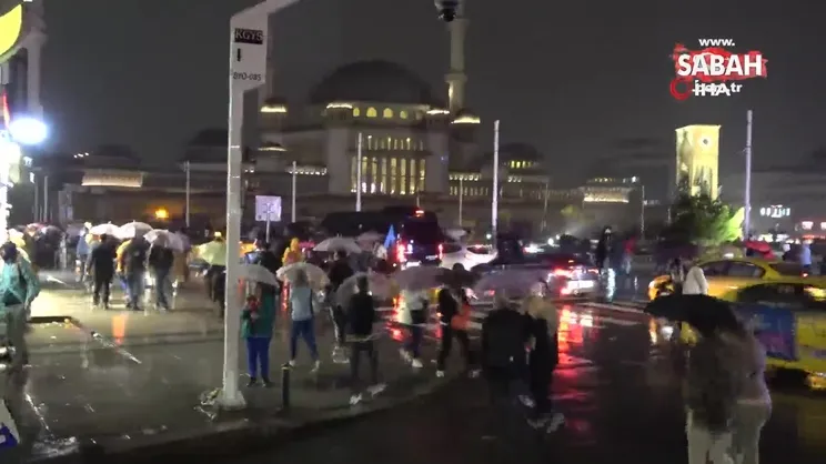 Taksim’de yağmur ve rüzgar vatandaşlara zor anlar yaşattı | Video