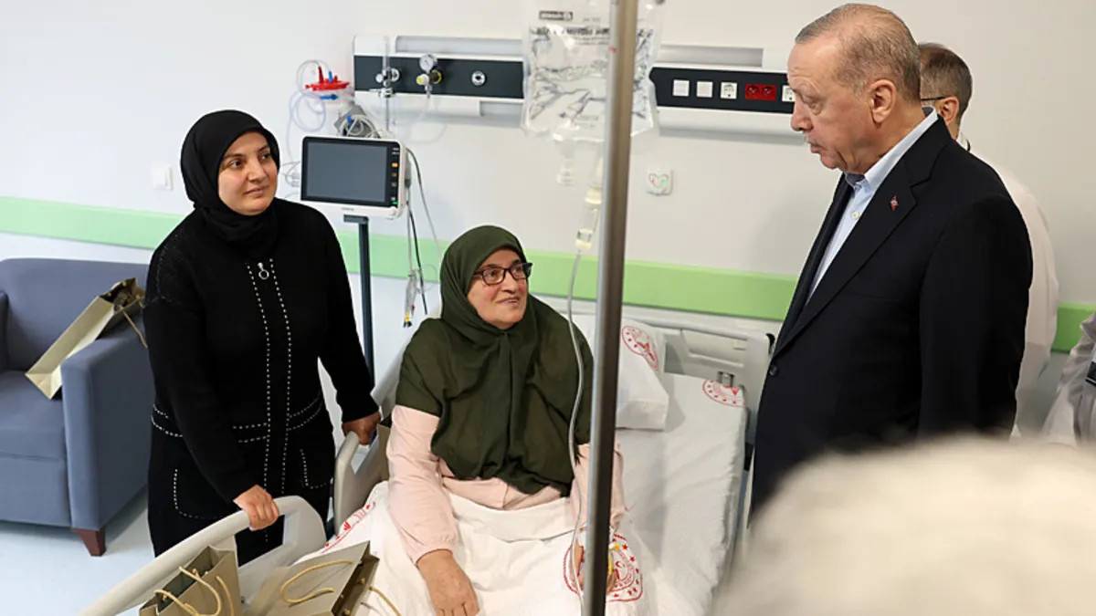Başkan Erdoğan’dan Güneysu’da hastalara ziyaret! O diyalog yüreklere dokundu: Allah senden razı olsun Başkan Erdoğan’dan Güneysu’da hastalara ziyaret! O diyalog yüreklere dokundu: Allah senden razı olsun